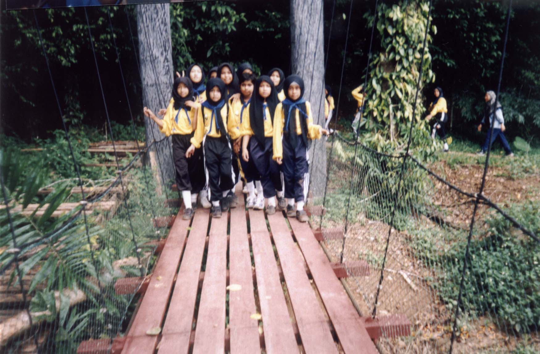 MERENTASI JAMBATAN GANTUNG